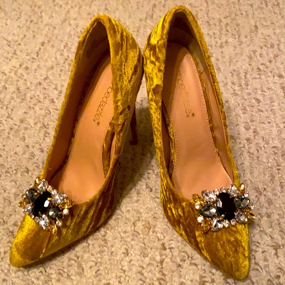 Shoe Dazzle Shoes - Vintage shoes with clip on shoe design.